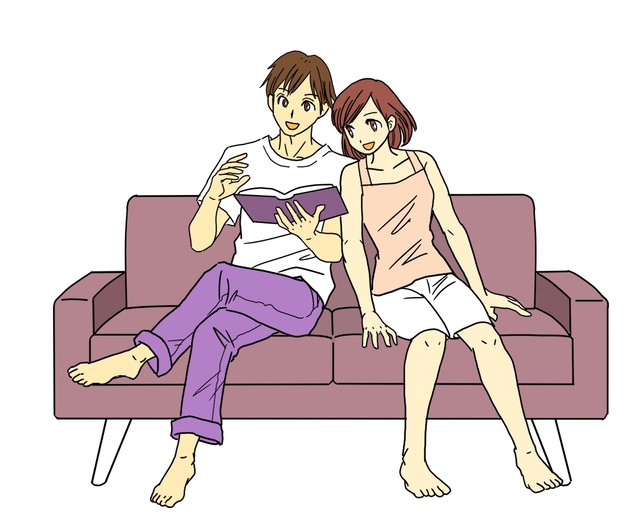 ソファに座るカップル